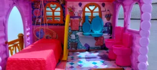 Casa Enchantimals con accesorios y muñeca