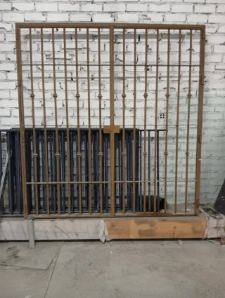 Reja maciza, con llave, 2 m ancho por 2'12 m alto.