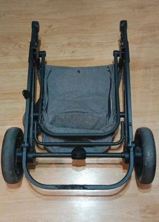 Cochecito de bebé gris
