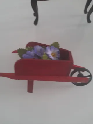 Miniaturas de tocador, carretilla y cochecito