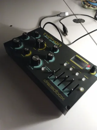 Dreadbox Typhon Sintetizador Analógico