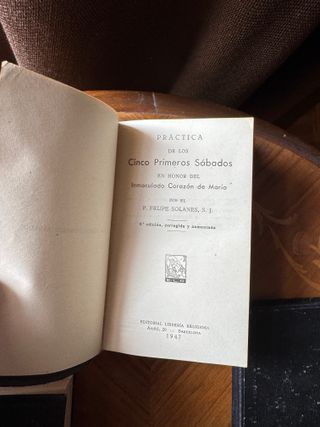 Cinco libros religiosos antiguos (años 40)