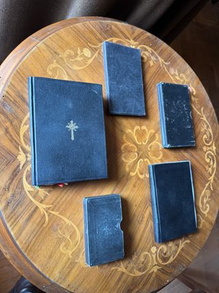 Cinco libros religiosos antiguos (años 40)