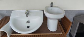 Lavabo y bidé con grifos