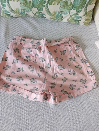 Shorts florales rosas con cinturón