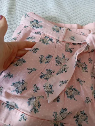 Shorts florales rosas con cinturón