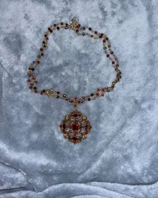 Collar dorado con colgante de pedrería