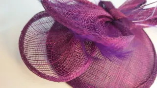 Tocado morado con plumas