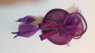 Tocado morado con plumas