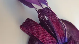 Tocado morado con plumas