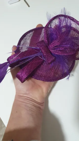 Tocado morado con plumas