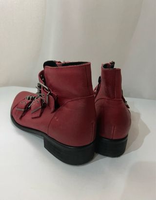 Botines Musse & Clou piel hebillas rojos