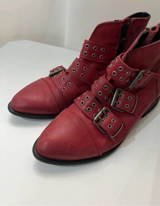 Botines Musse & Clou piel hebillas rojos