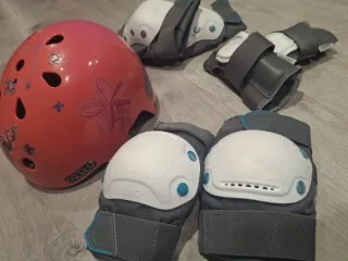 Casco y protecciones patinaje niña