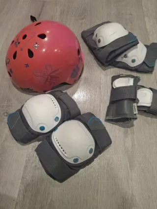 Casco y protecciones patinaje niña