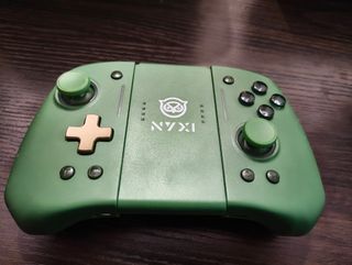 Nintendo Switch Negra + Mando Pro Nyxi