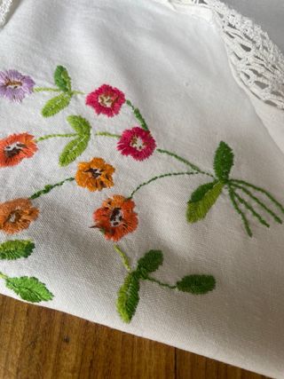 Runner da tavolo vintage ricamato a mano