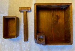 ANTIGUA CAJA CASCANUECES EN MADERA. PASTORIL