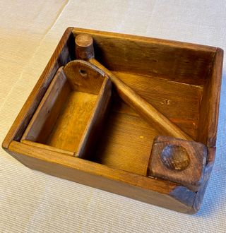 ANTIGUA CAJA CASCANUECES EN MADERA. PASTORIL