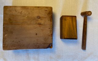 ANTIGUA CAJA CASCANUECES EN MADERA. PASTORIL