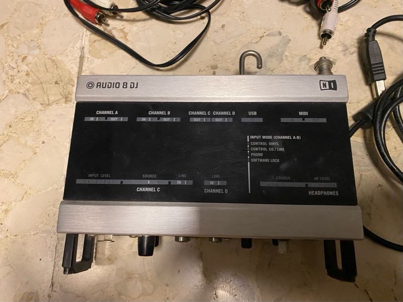 Native Instruments Traktor Audio 8 DJ