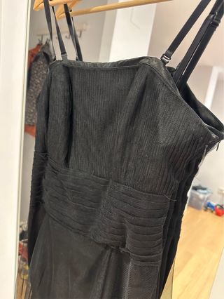 Vestido negro de tirantes con tul