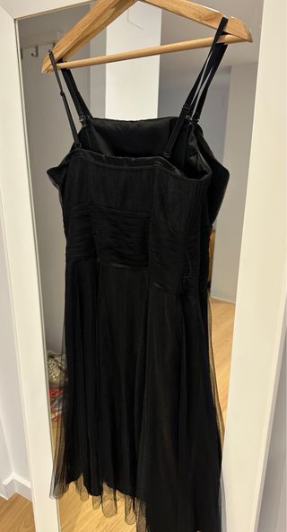 Vestido negro de tirantes con tul