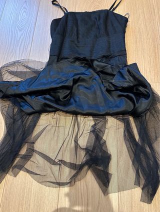 Vestido negro de tirantes con tul