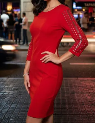 Vestido Rojo con Tachuelas Strass