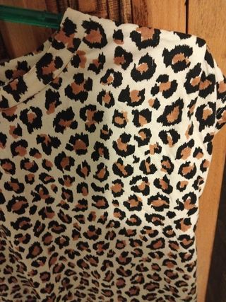 Camiseta animal print beige y marrón