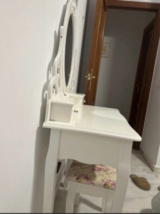 Tocador blanco con espejo