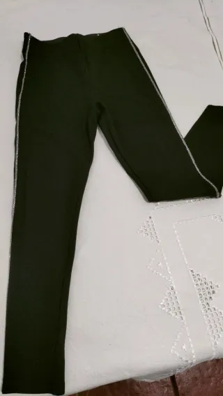 Leggings negros con detalle de pedrería
