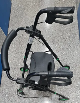 Andador con asiento y ruedas