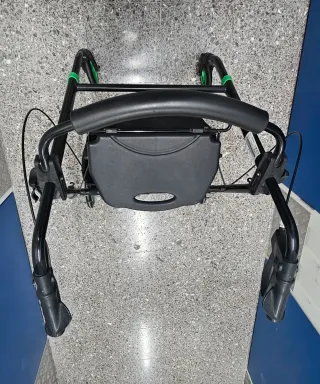Andador con asiento y ruedas