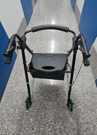 Andador con asiento y ruedas
