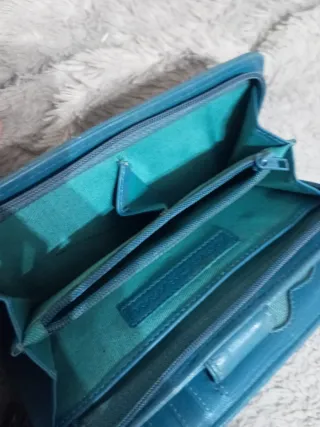 Cartera con diseño de rombos y corazón