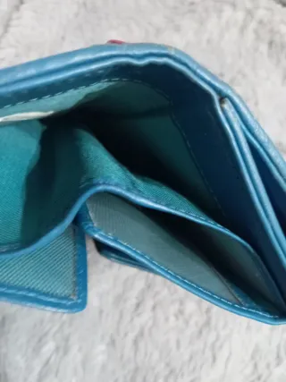 Cartera con diseño de rombos y corazón