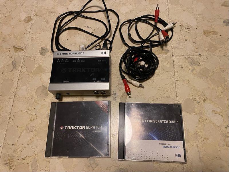Traktor Audio 6 con cables y CDs
