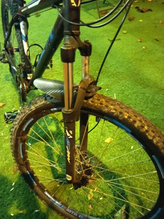 Bicicleta de montaña negra y azul wst