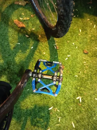 Bicicleta de montaña negra y azul wst