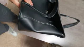 Bolso negro de piel con tachuelas