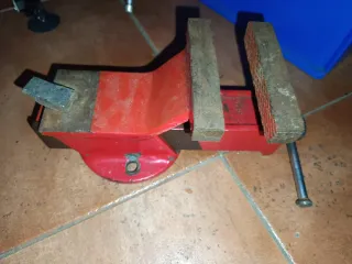Tornillo de banco rojo