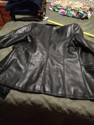 Chaqueta de piel negra REPORTAGE