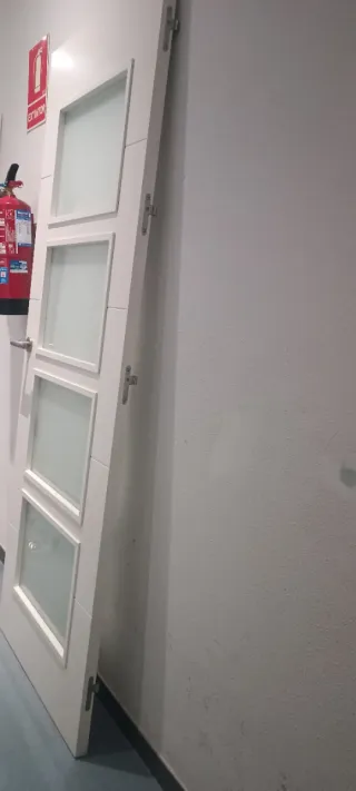 Puerta cocina blanca con 4 cristales opacos