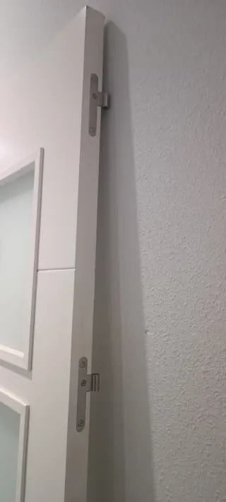 Puerta cocina blanca con 4 cristales opacos