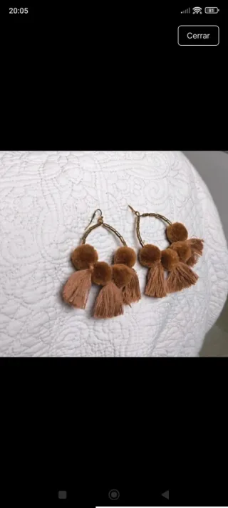 Pendientes largos con pompones y flecos