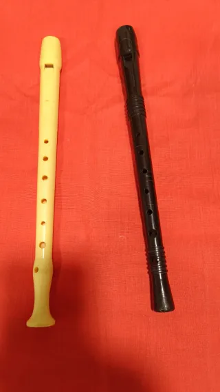 2 Flautas dulces (amarilla y negra)