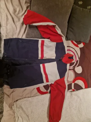 Chaqueta deportiva azul y roja