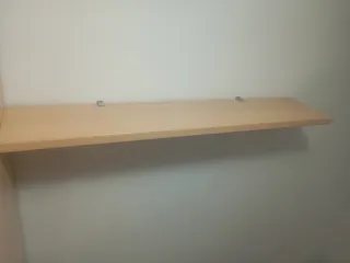 Estantería de madera beige y blanca