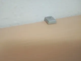 Estantería de madera beige y blanca